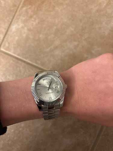 Reviewer showing the silver Lucky Fours® Santos watch on their wrist.